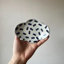 手描き雲デザインの陶器小皿【スイーツ用・醤油皿・スプーントレー】