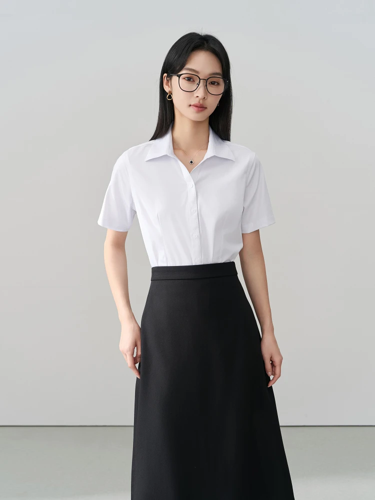 40代の研修にふさわしい服装は、シンプルで通気性の高いワンピースがベスト？