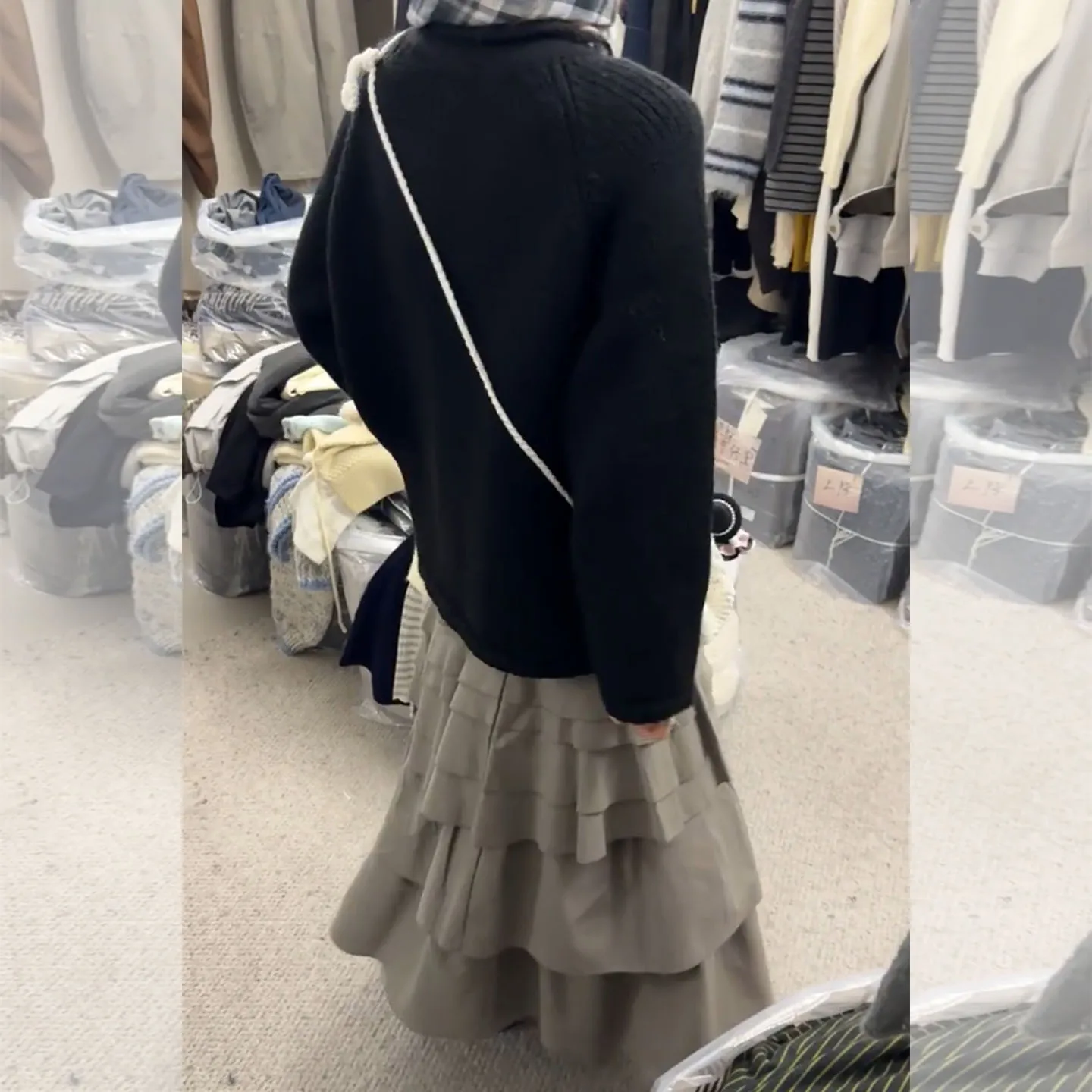 10月中ばに着る服装はどう選ぶ？黒とカーキのバランスが決める秋のスタイル