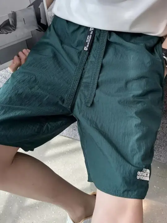 薄いショートパンツメンズ夏のトレンドの新しいスタイル