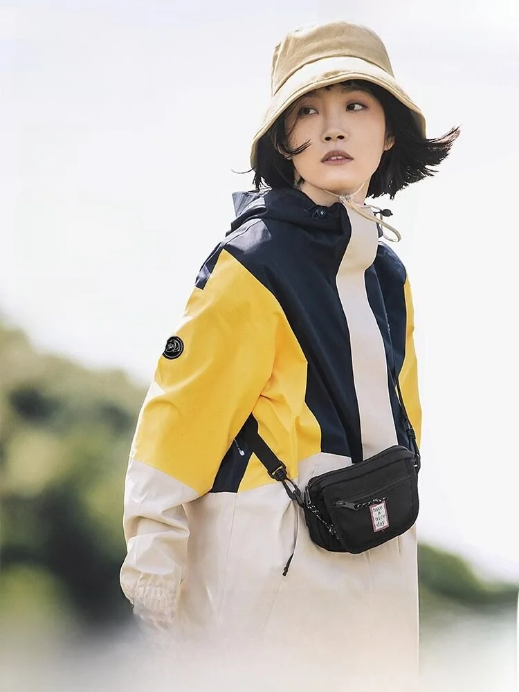 防水防風機能付き女性用アウトドアジャケット：夏用登山向けの軽量設計と実用性の検証