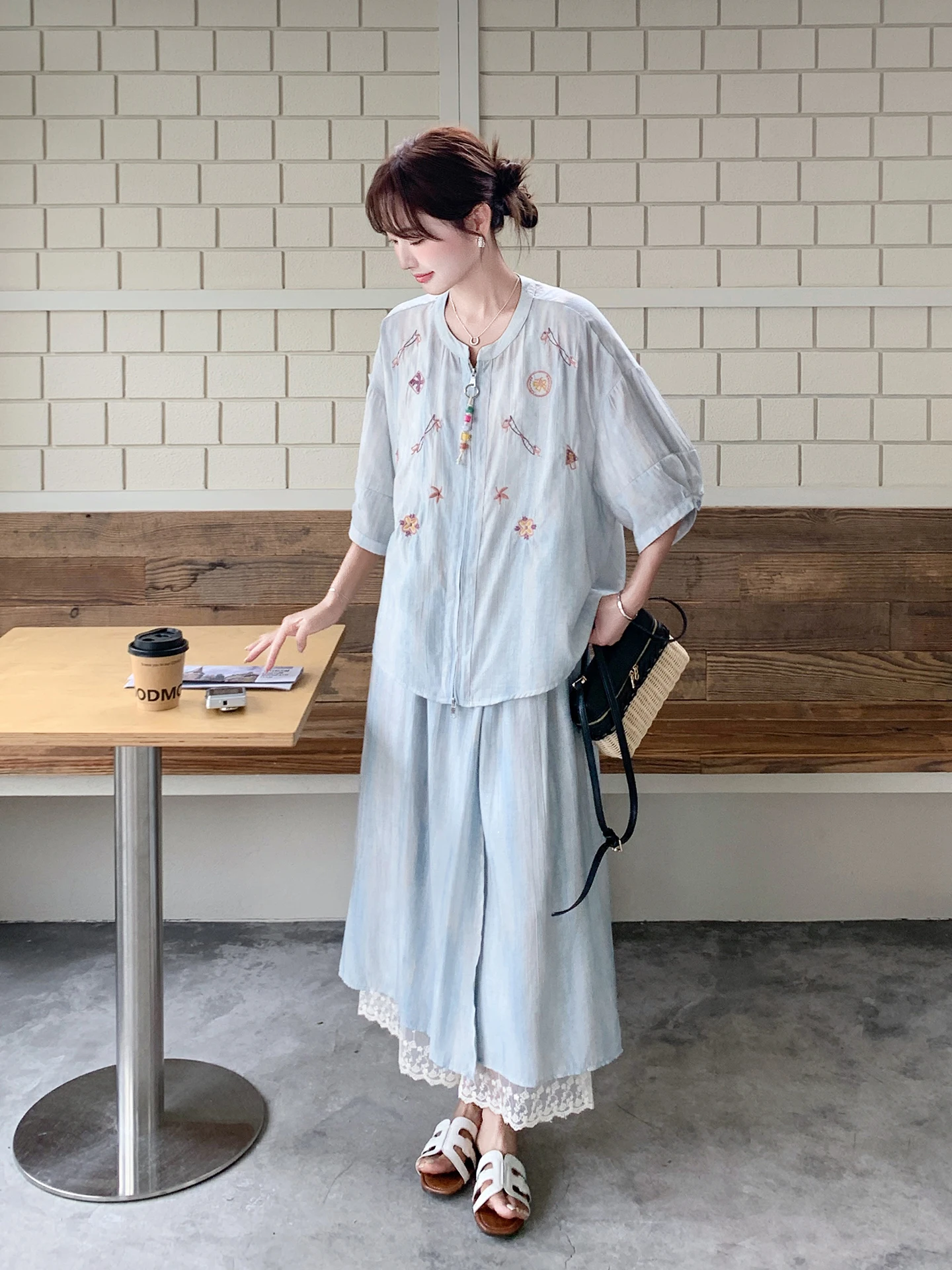2026春ファッションで迷うなら、この「ブルーの法式刺繍トップスとワイドパンツ」がベスト？
