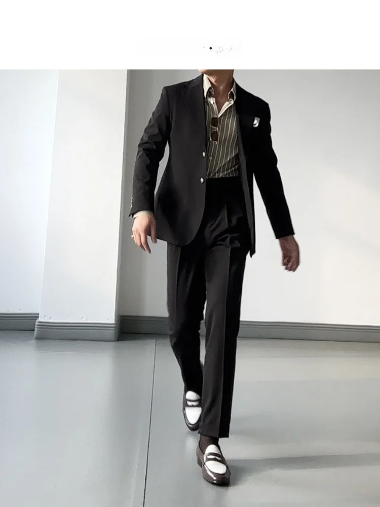 オーダースーツと一般的なスーツの違いは？一万円で買える男性向け贅沢品としての黒いスーツは本当に価値があるのか？