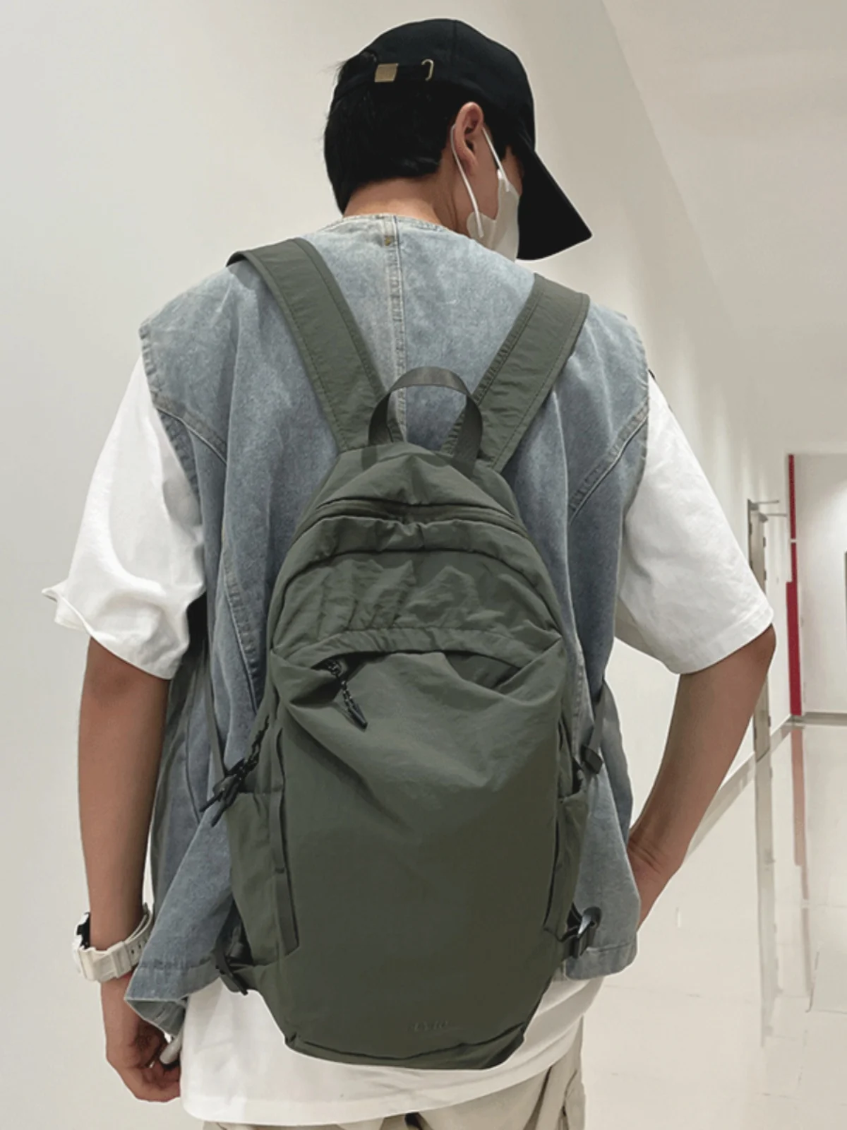 軽量多機能リュックの実用性：シンプルデザインのキャンバスリュックが日常にどう活かされるか