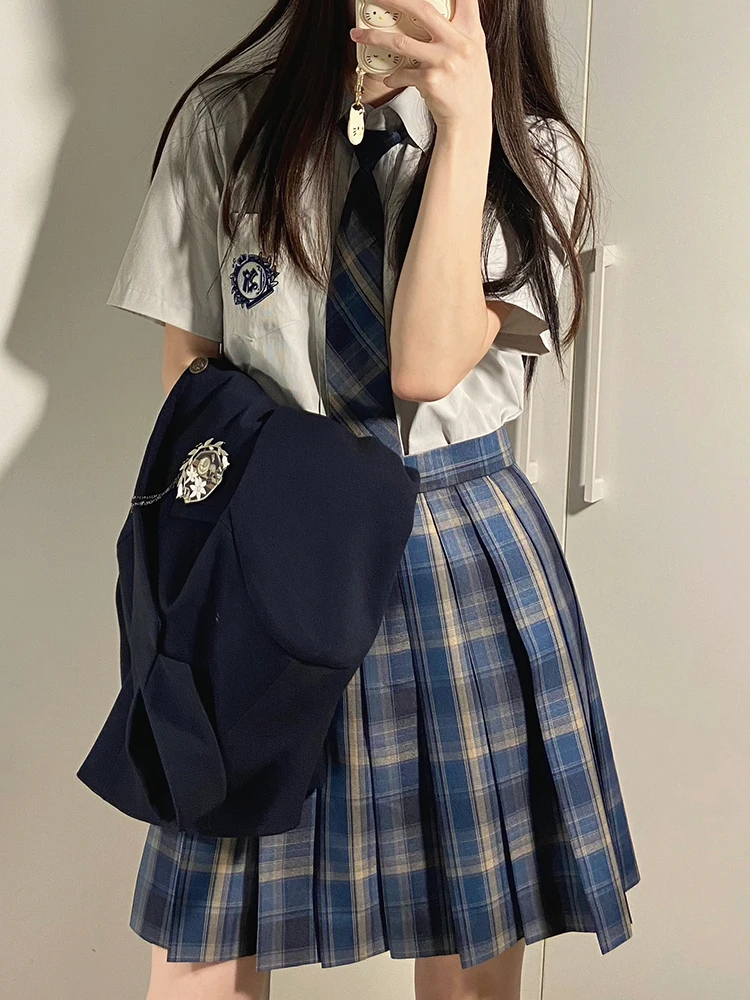 清楚な服装とは？その本質と、日常に溶け込むための1つの答え