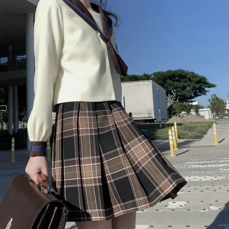 ダサい制服が人気になる理由は？クラシックな百褶格子スカートが教えてくれたこと