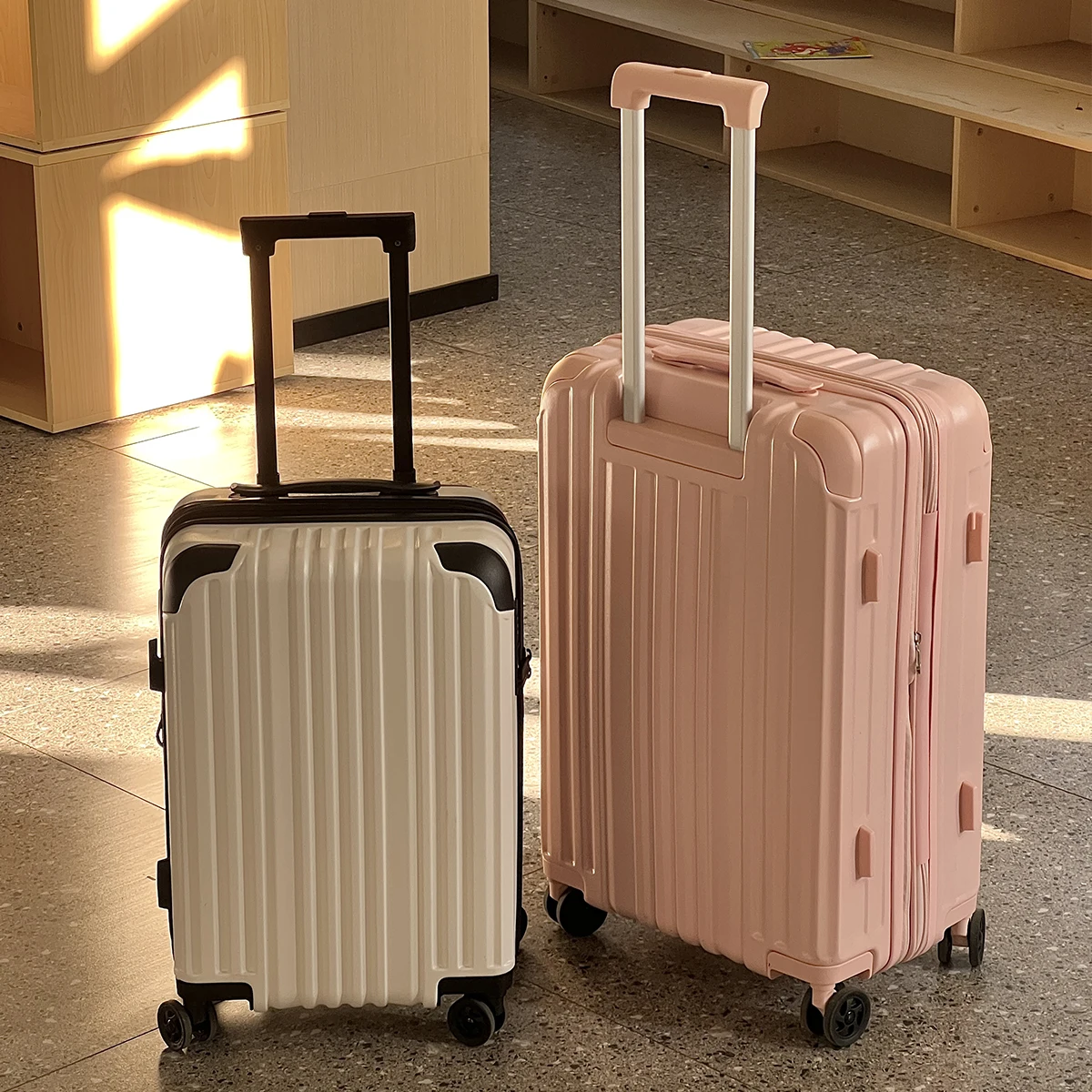 拡張可能なトラベルキャリーケース：機内持ち込み向けの軽量設計と高耐久性の実証