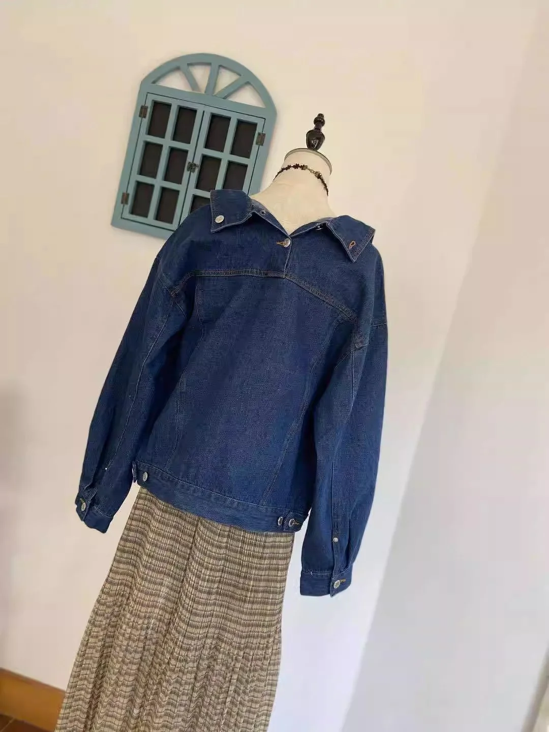 デニムジャケット コーデ 完全ガイド｜落ち感とピンクカラーが自然なスタイルを演出