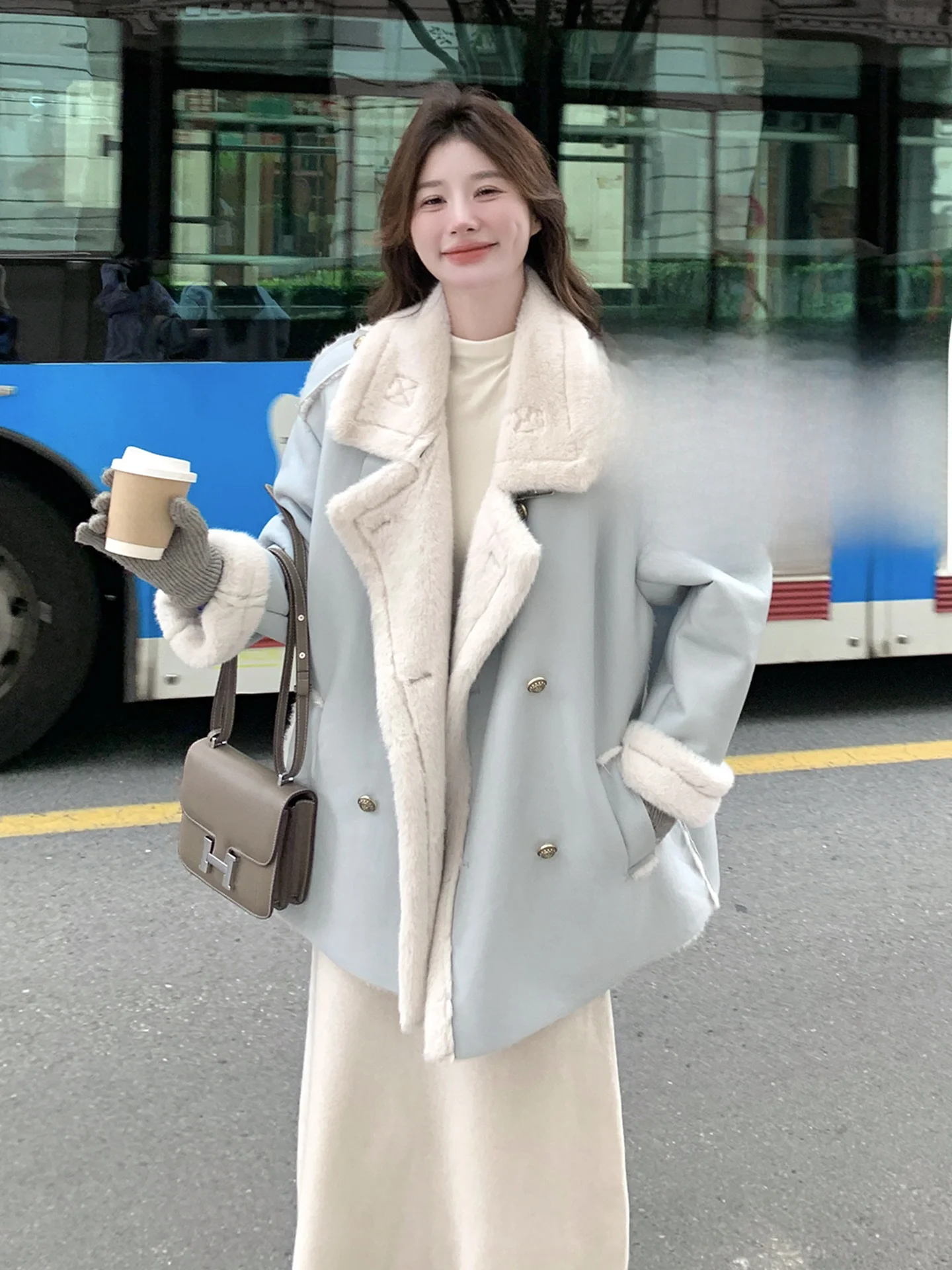 寒色系カラー服の取り入れ方は？5選で冬の日常を静かに彩る