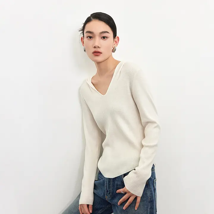Vネックフード付きニットトップス【ウール素材・洗濯機対応・スリムフィット】