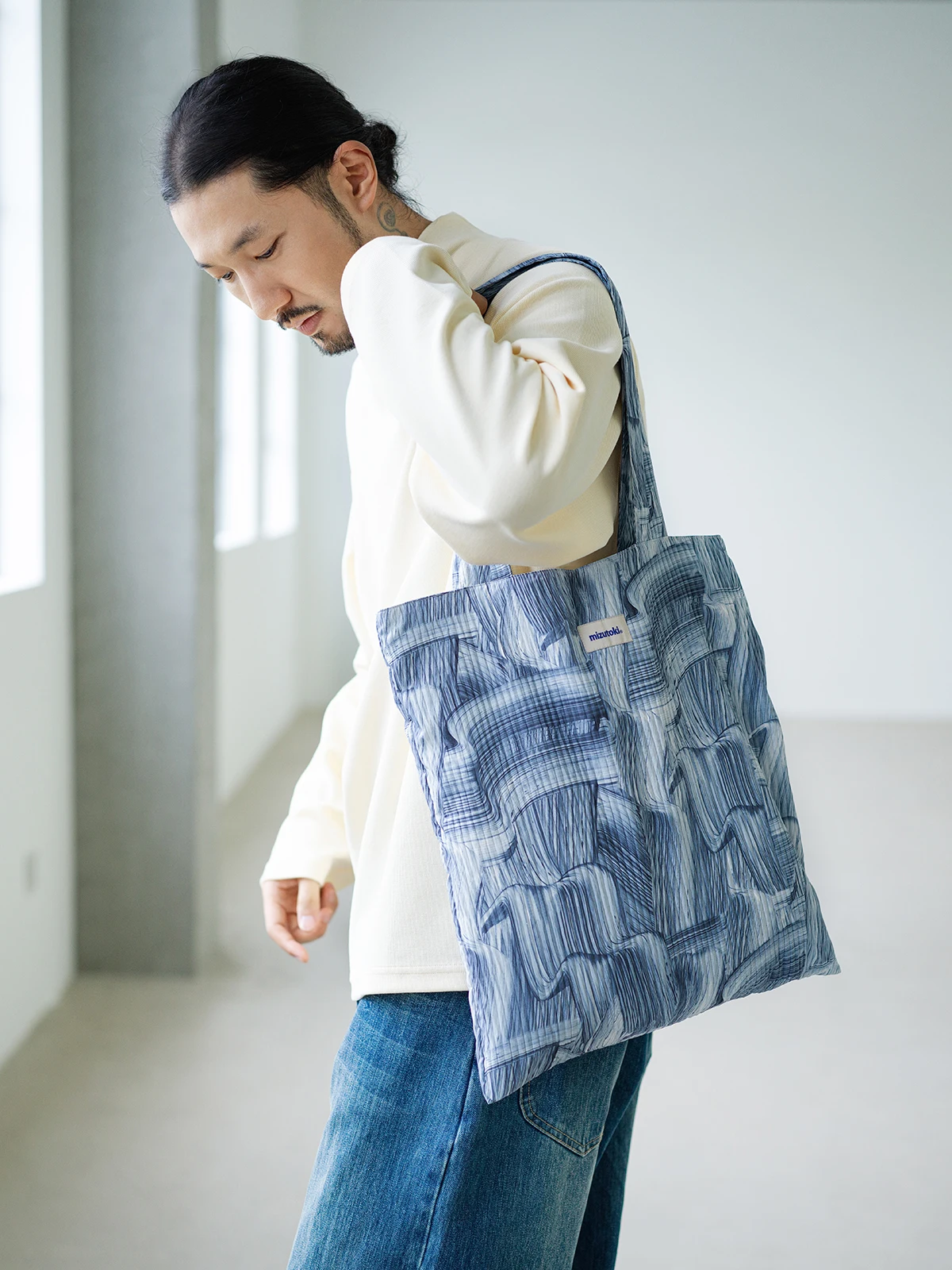海波紋筆刷印花の白鴨絨羽絨刺繍トートバッグ：2024冬の復古風デザインと実用性のバランス
