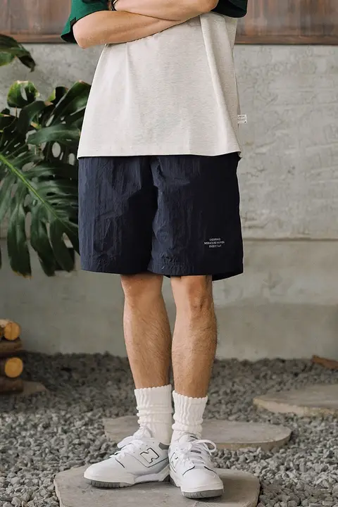 夏季カジュアルなゆったりデザインの速乾防水ビーチショートパンツ（セットアップ対応）