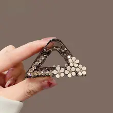 デザイン性のある半束ねヘアクリップ【シンプル・気品あるスタイル・小型シャーククリップ】