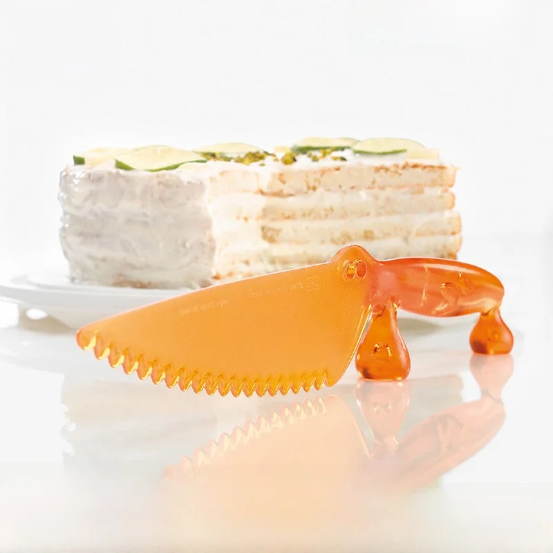 立てられるデザインのプラスチックケーキカッター：キッチンに使えるおしゃれなプレゼントとしての実用性