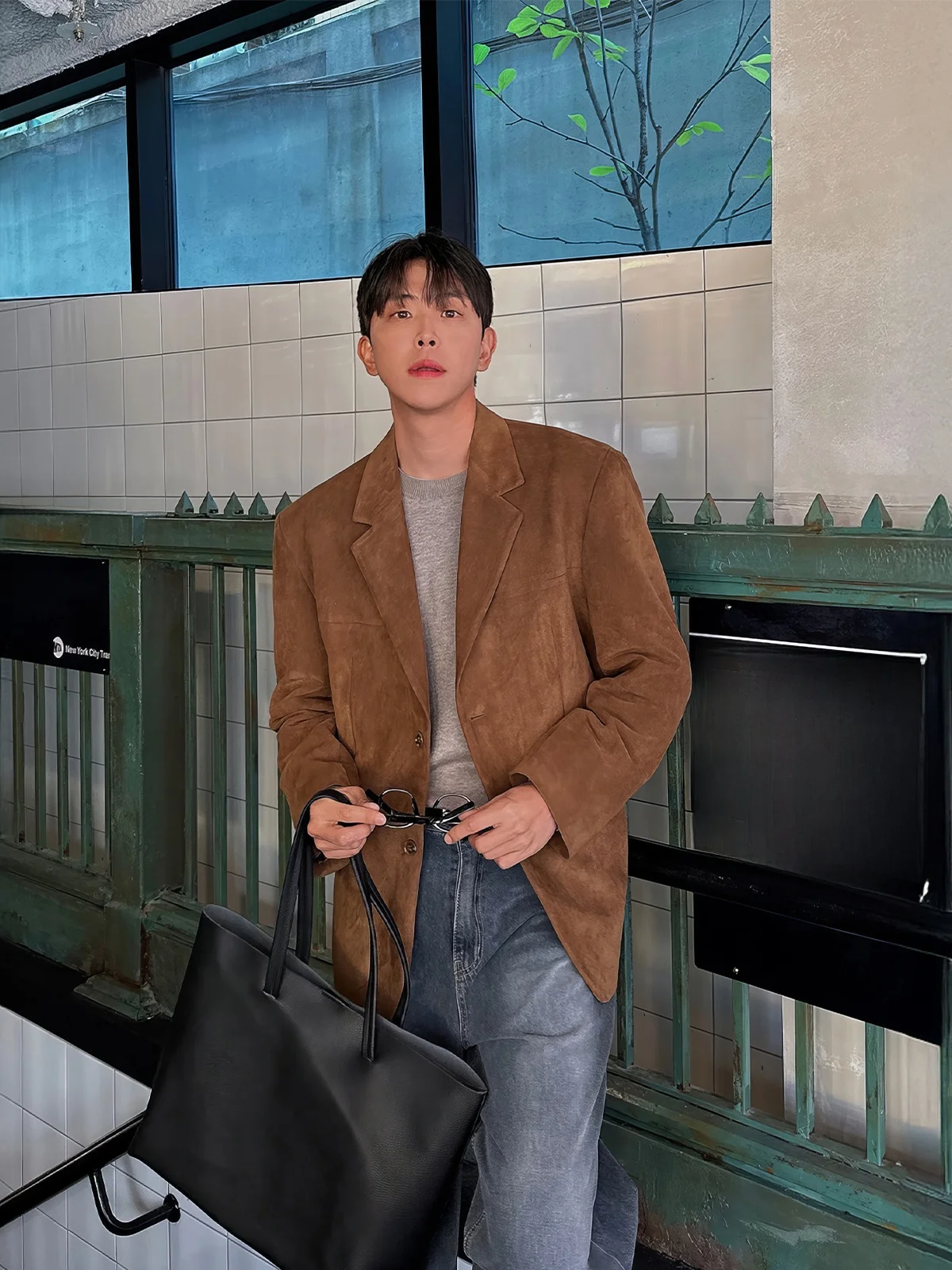 夏用のラフなシルエット スエード風テーラードジャケット：40代太め男性向けのカジュアルオフィススタイルに最適な高級感スタイル