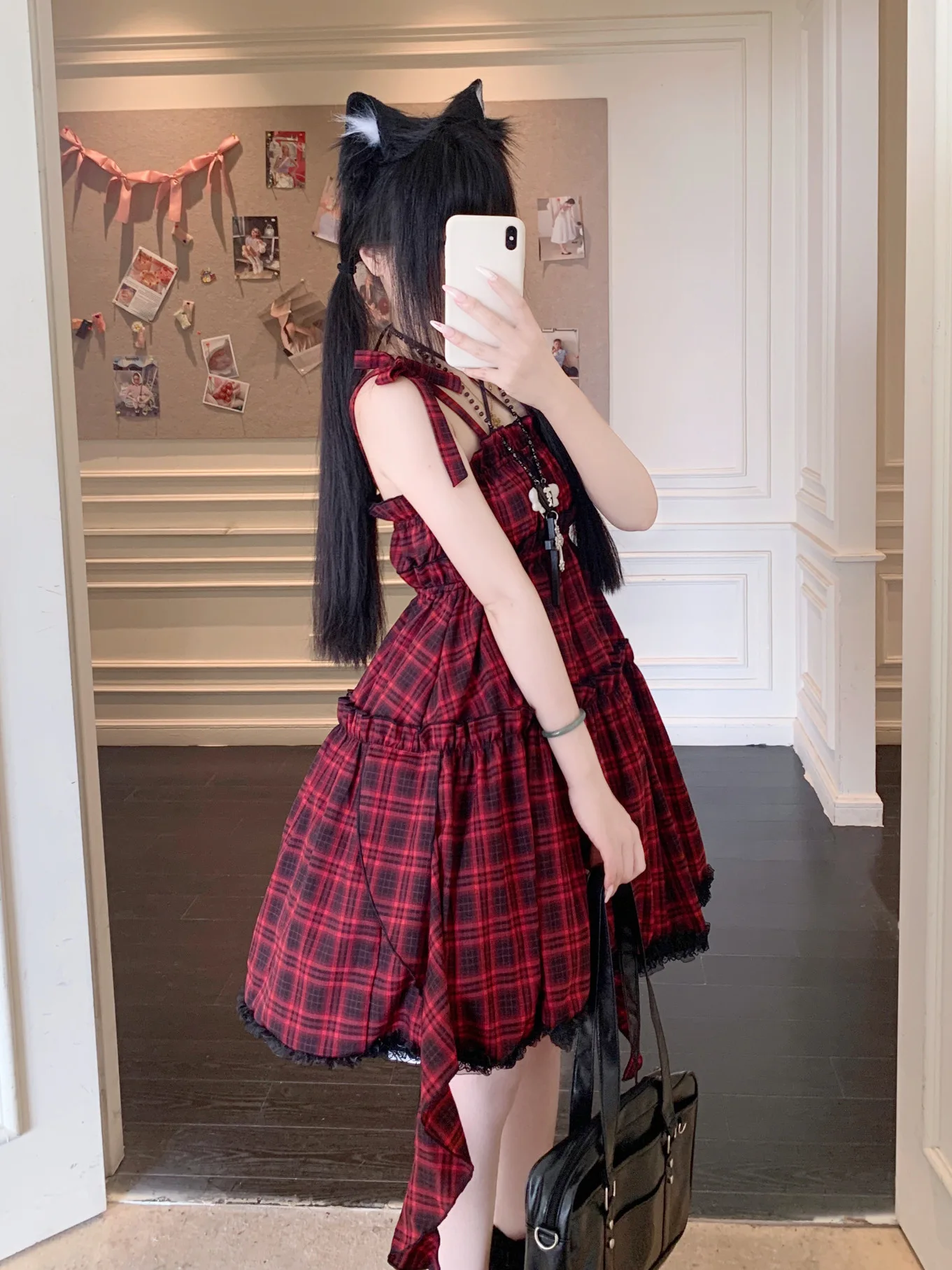 ヴィンテージガーリーのドレスを選ぶなら、この赤黒チェックが救う理由は？