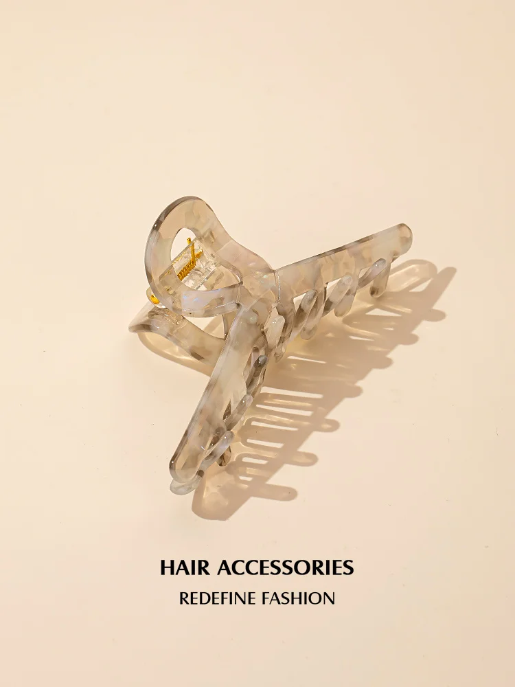 2026年秋冬に合う簡単なヘアスタイルは？シュリンプクリップで失敗しないアレンジを実現