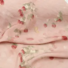 極上の柔らかさの透け感ある天絲生地【暗めのピンク・草苺と蝶のプリント・漢服用】
