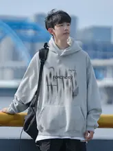 ダークブルーの重厚感ある学生用フーディー【春秋向け・ゆったりシルエット・ぼかし文字プリント】