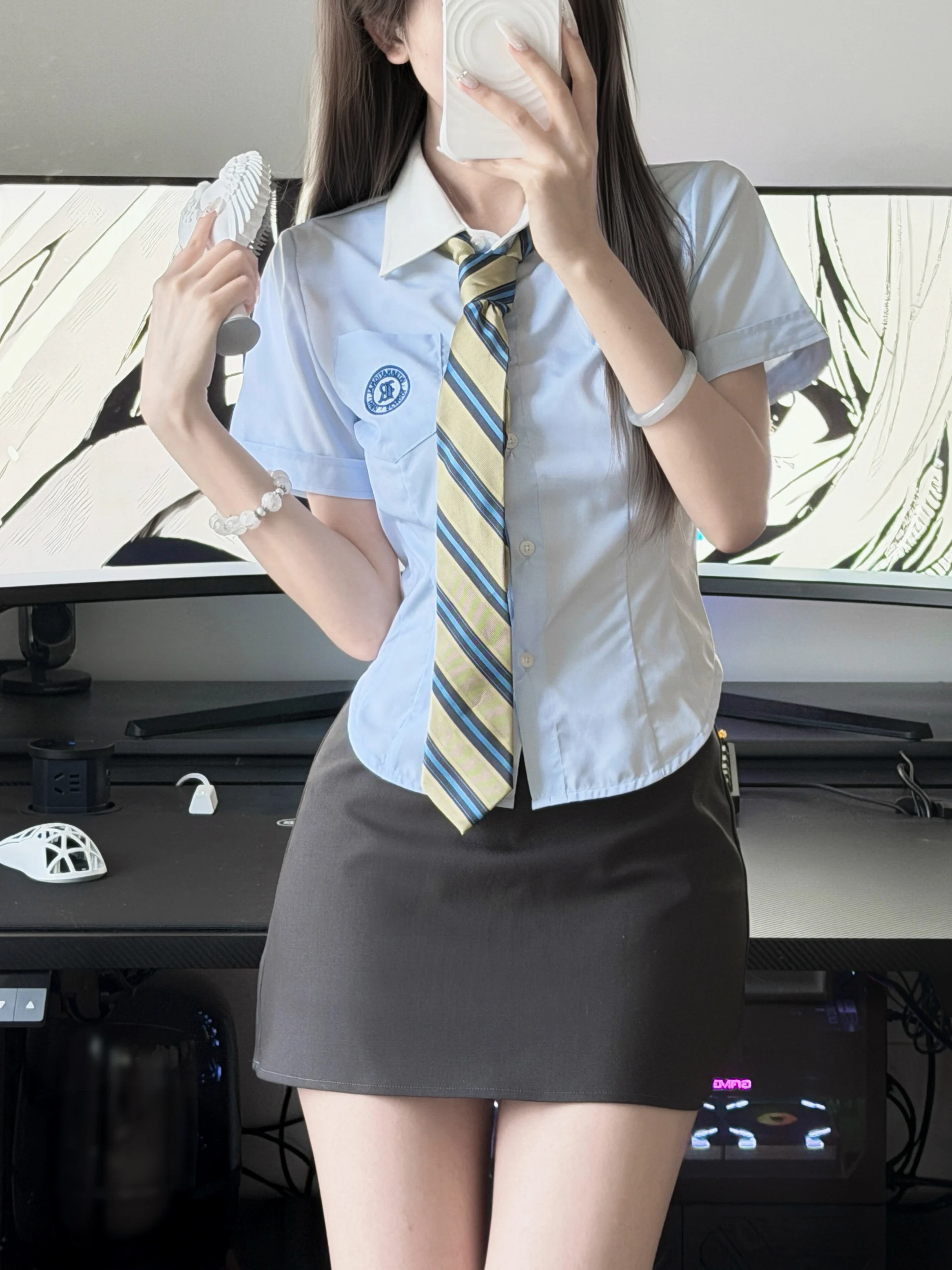 水色ウエストシェイプシャツとグレーAラインスカート：日系学院スタイルの定義と実用性