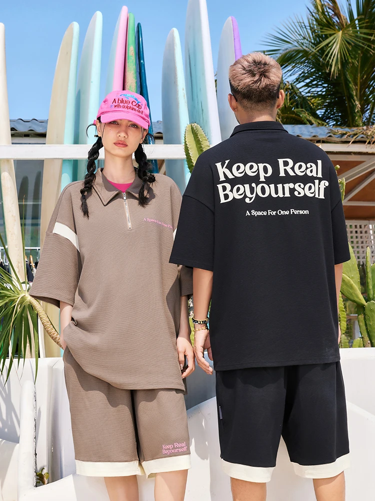 半開きデザインのワッフル素材短袖Tシャツ：2026年最新メンズファッションのカジュアルスタイルに最適なアイテム