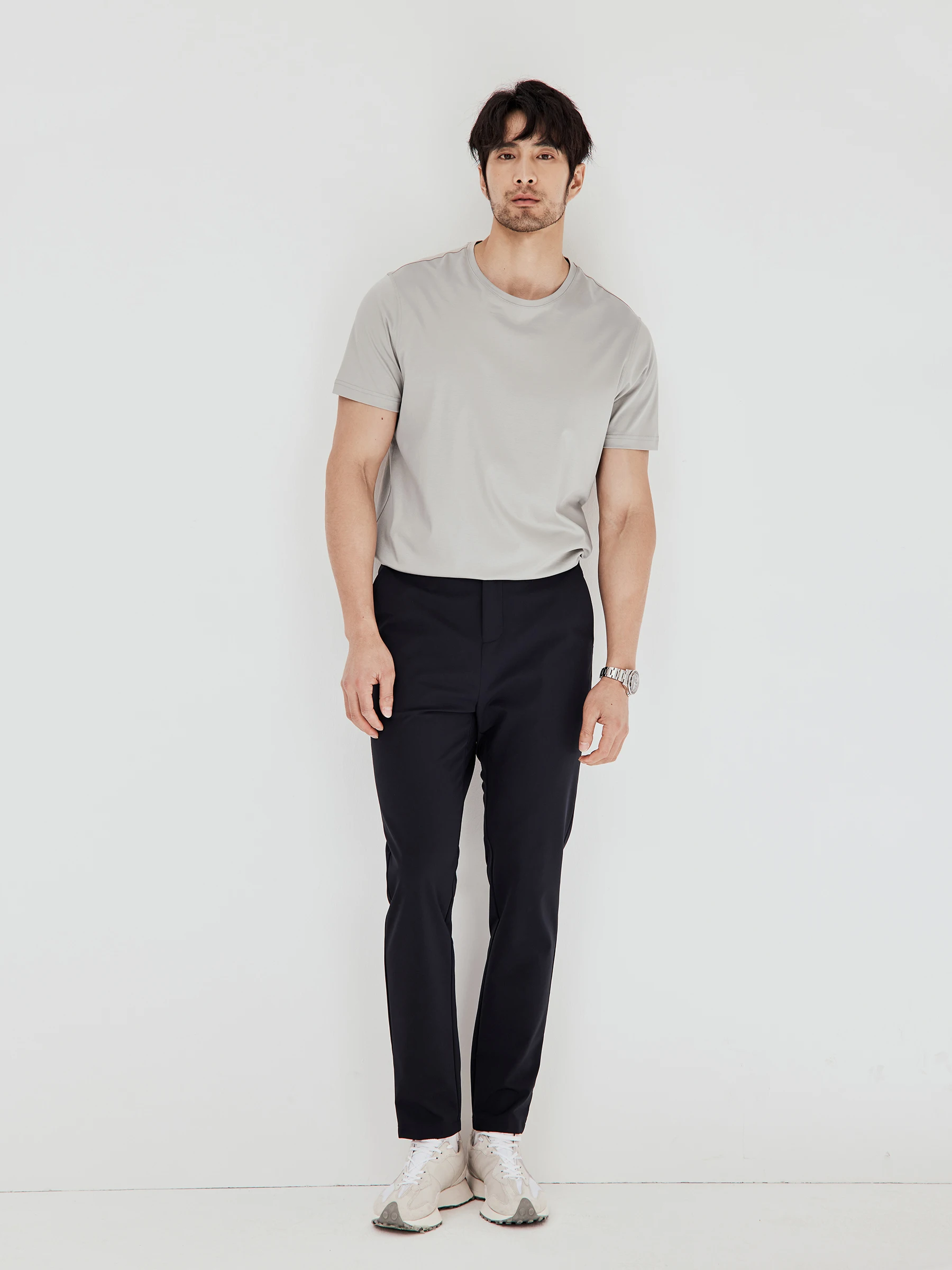 メンズ コーデの基本ルールとは？シンプルTシャツで実現する自然なスタイル