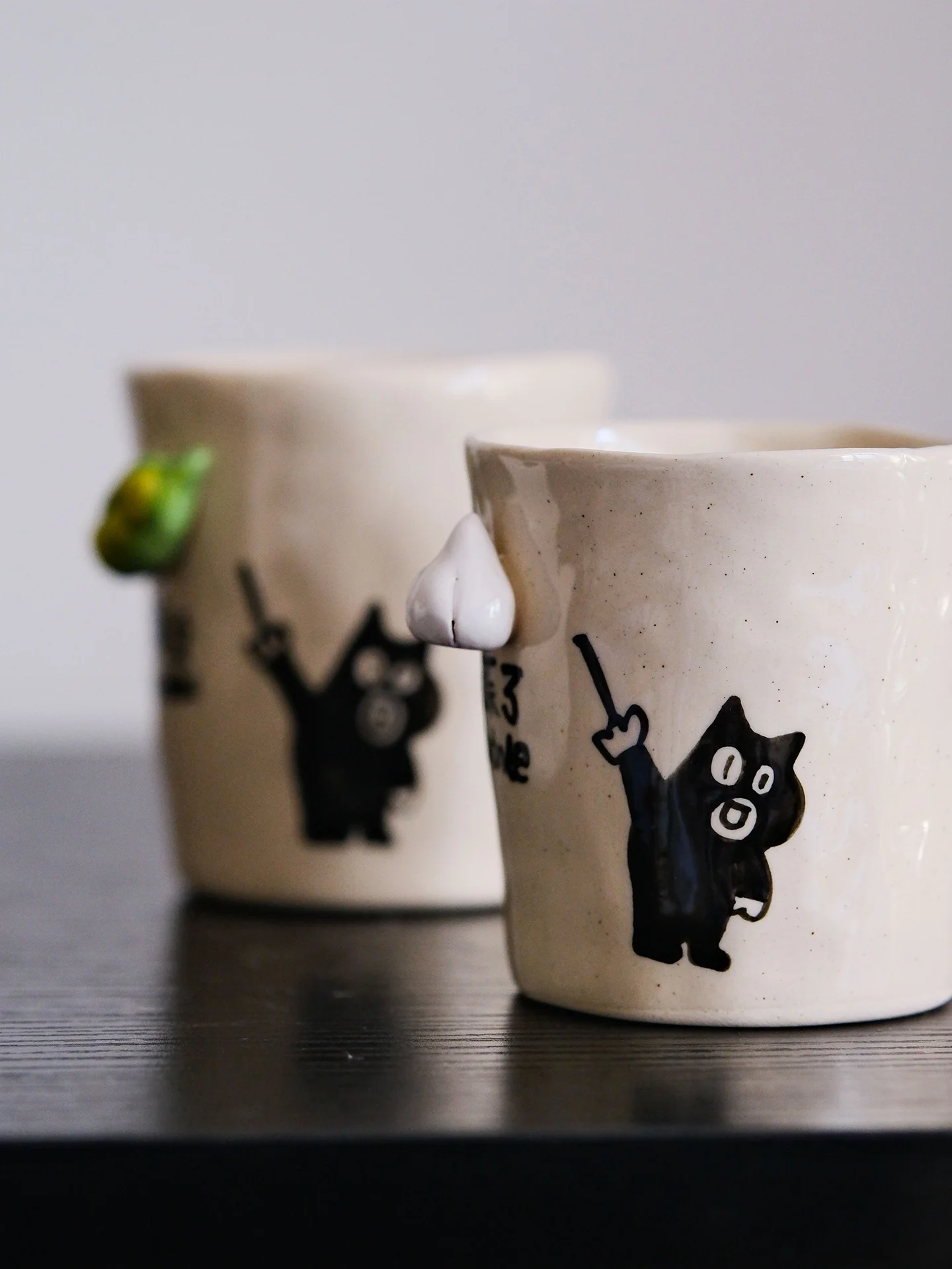可愛い猫デザインの手作り陶器マグカップ：記念品としての価値と実用性の検証