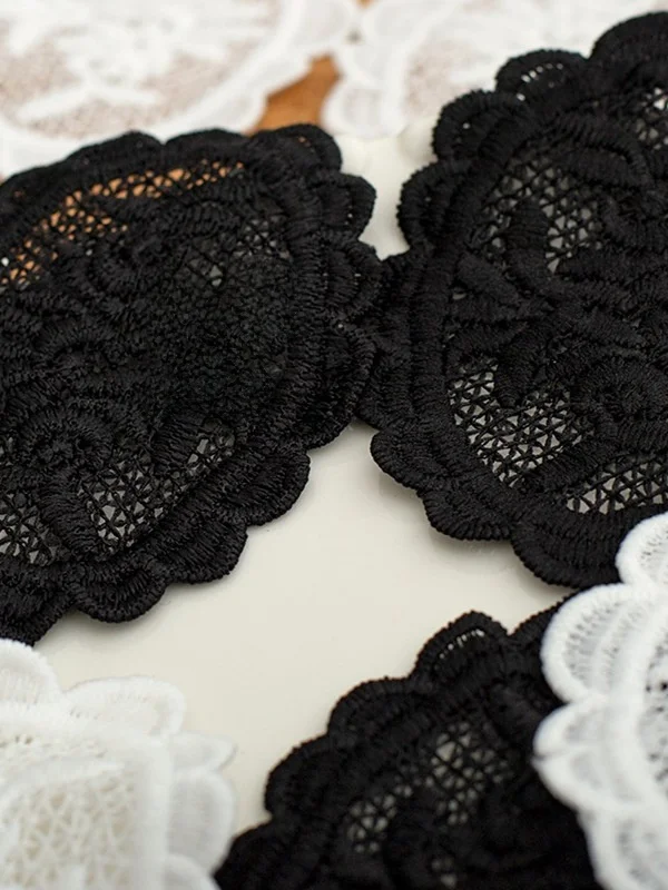 オーバル型刺繍布パッチ ブラック＆ホワイトレース小花 ハンドメイド装飾の使い方と実用性