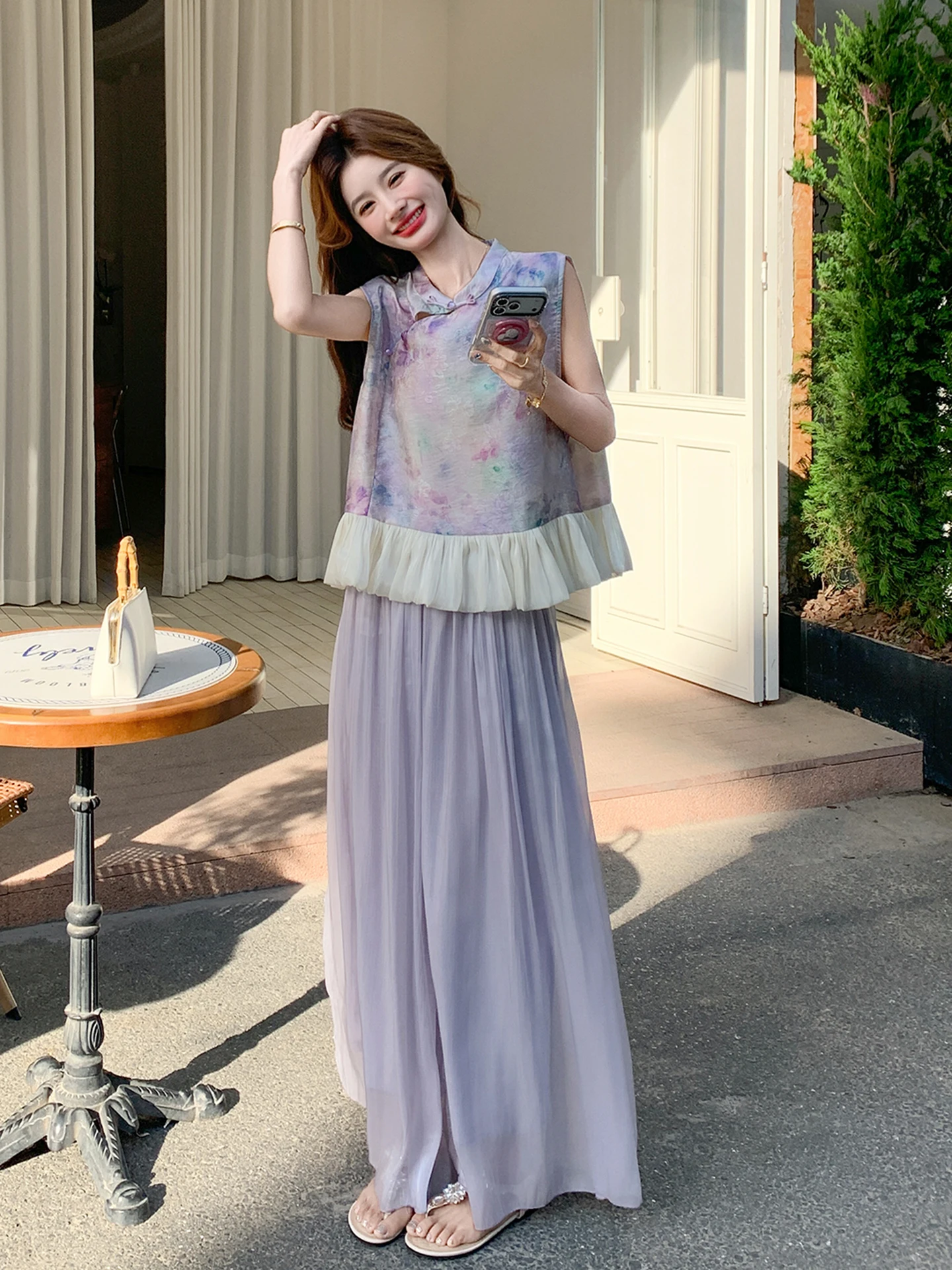 20代前半の女性が今、選ぶべき「花柄の紫系チュニックとワイドパンツ」は？