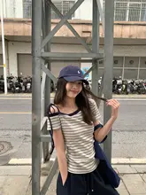 ストライプの斜め肩デザイン半袖Tシャツ【女性用・夏季・スリムフィット・肩出し】