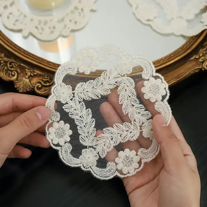 エレガントな刺繍レースの円形マット【フランス風・花瓶用・テーブルコースター・撮影用小物】