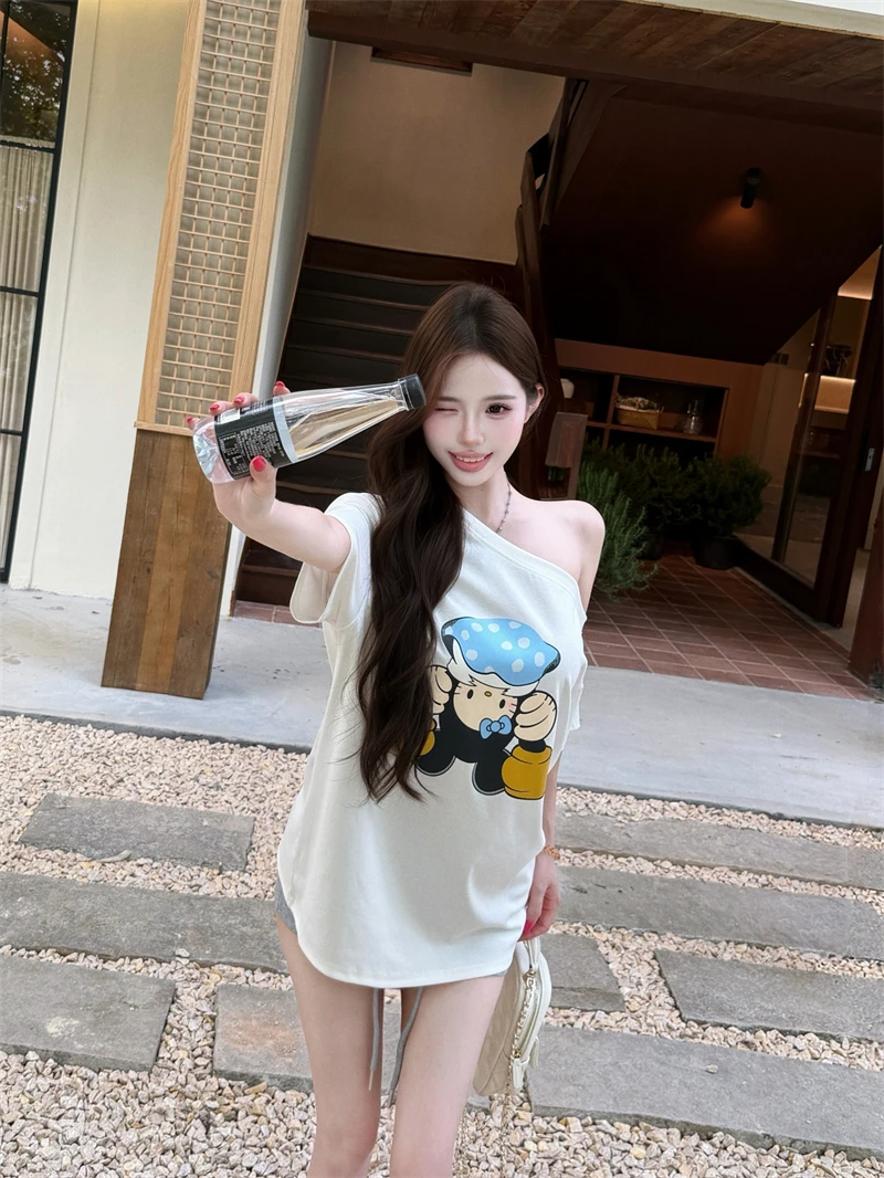 白色カートゥーンプリント斜め肩短袖Tシャツとハイウエストリボンショートパンツのセットアップ