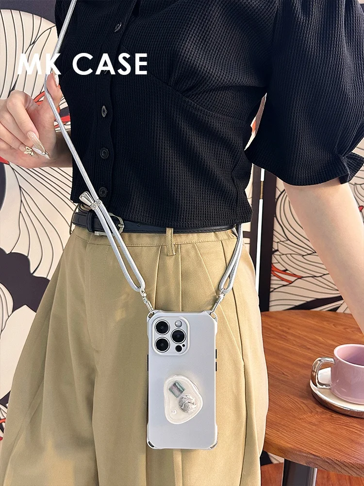 シルバーiPhone用ケース：洗練されたデザインと多様な持ち方を実現