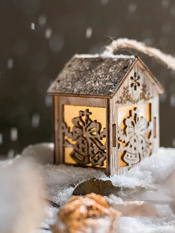 雪景色の小屋デザインクリスマスツリー飾り：xmasとx'masの違いを解説