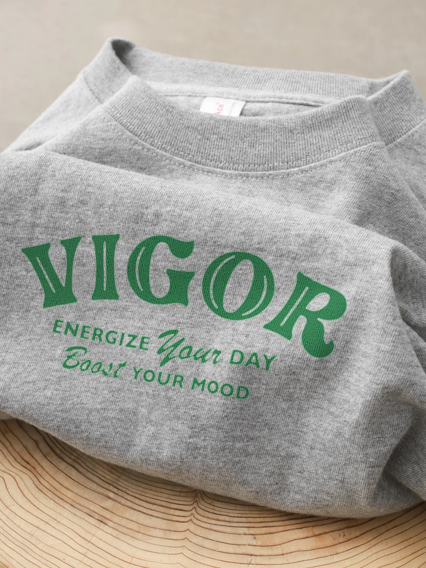 夏のメンズTシャツで迷うなら、この1点が救いになる？