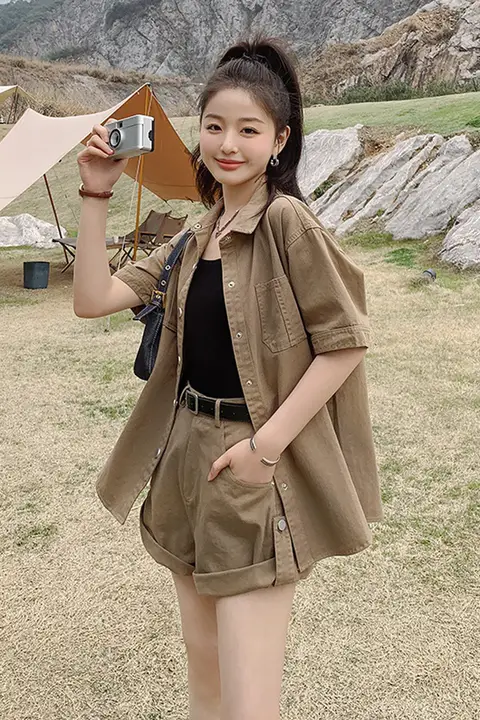 カーキ色のファッショナブルな女性用ワイドシャツとショートパンツ【夏用・韓国風・ゆったりサイズ・おしゃれ】（セットアップ対応）