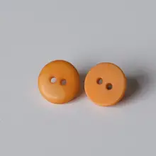 マットオーカー色のシンプルな2孔ボタン【アイボリー・パーム素材】