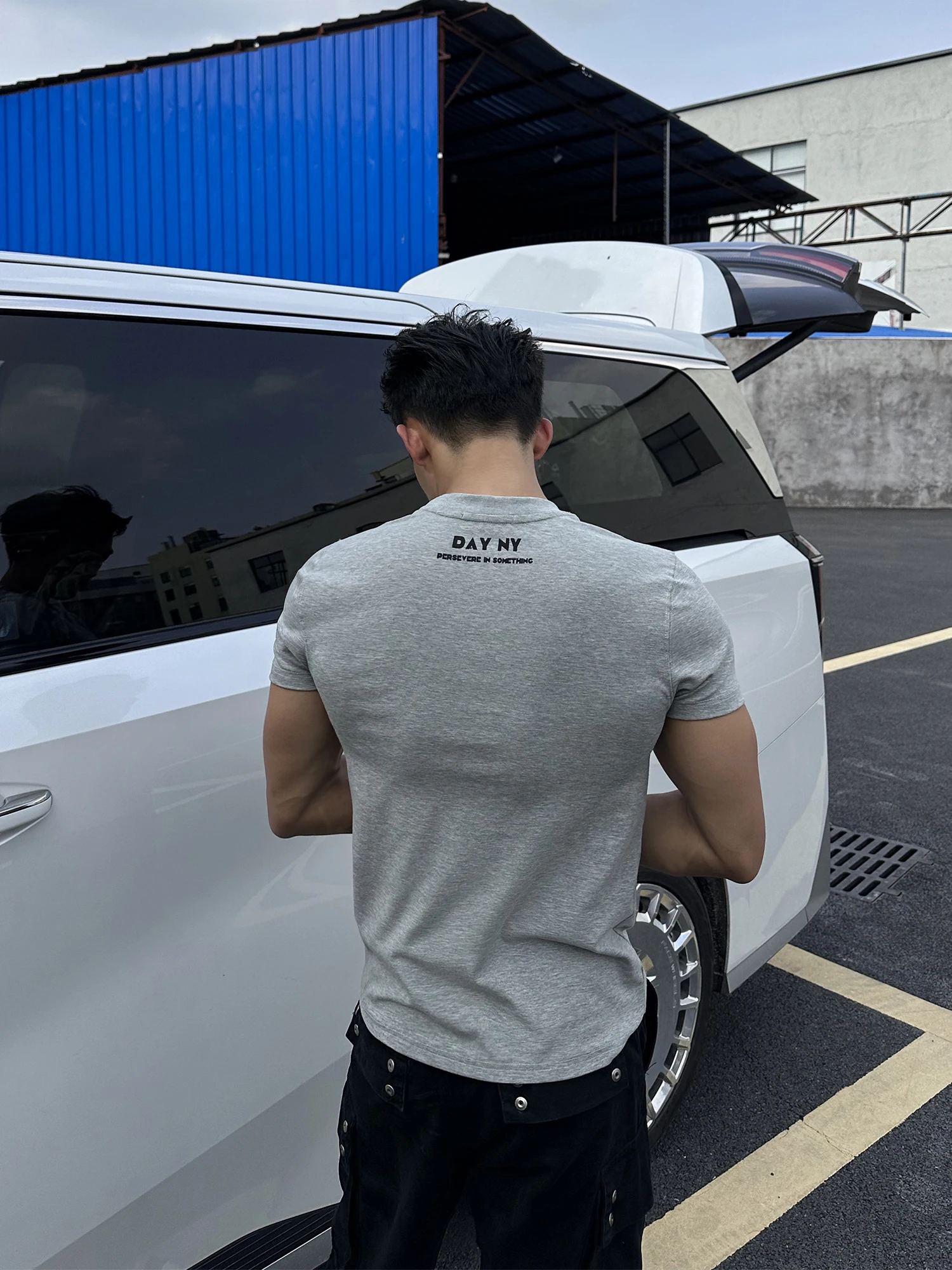 カットオフ tシャツは本当に必要？フィット感と夏の気分を両立するTシャツの選び方