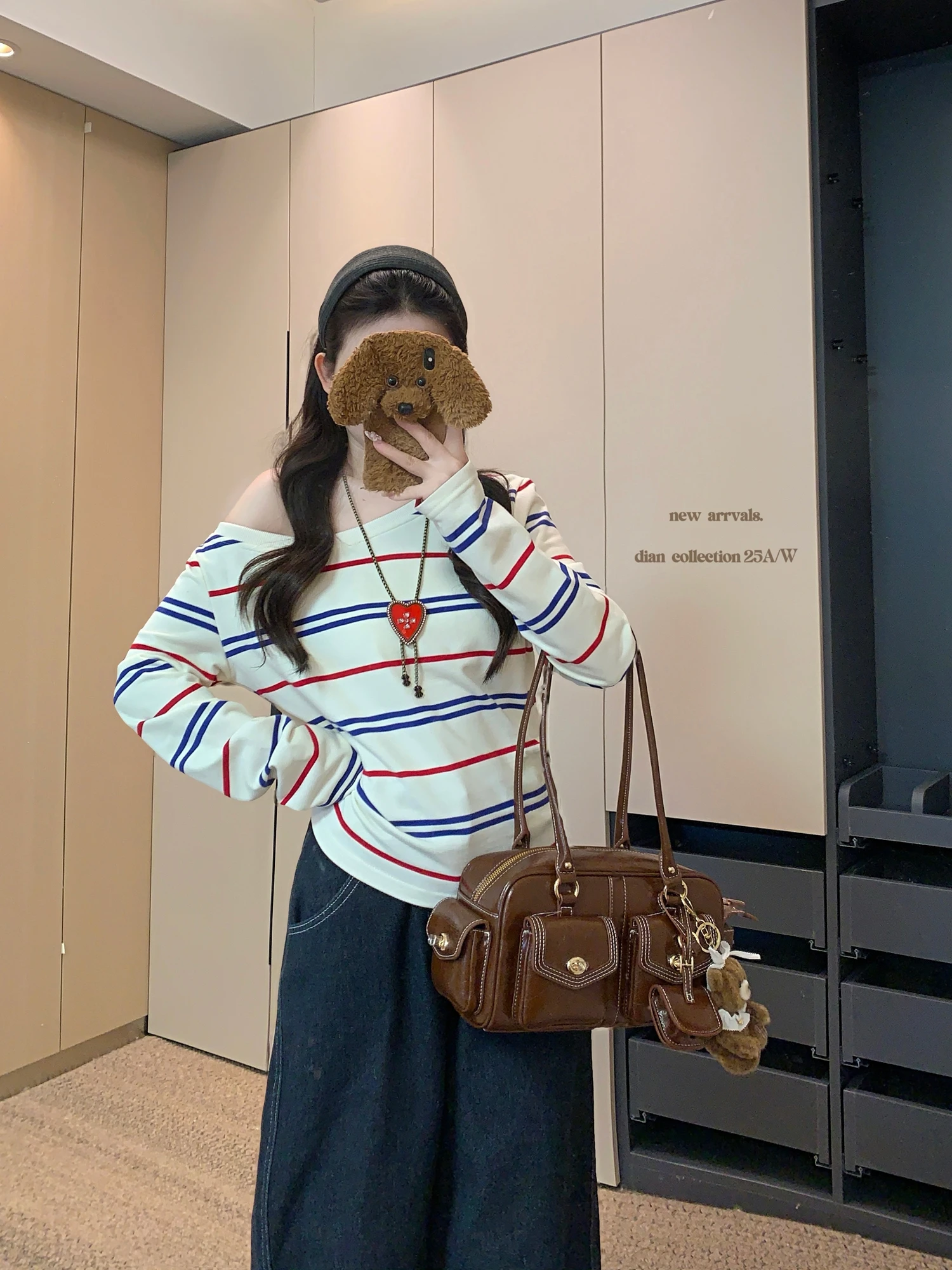 カラーライン入りの斜め肩Tシャツで、秋の日常をどう彩る？