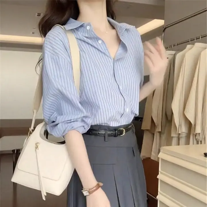 青いストライプシャツ 女性 職場向け 半身スカート フレンチスタイルトップス