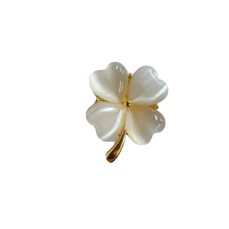 猫目石のクローバーブローチ【シンプルデザイン・可愛い・防止クリップ付き】