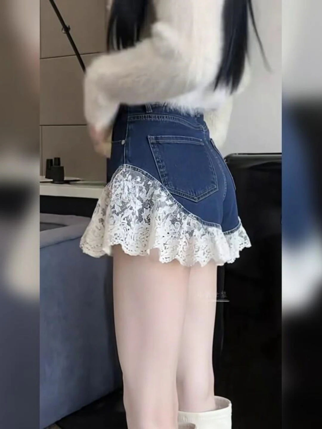 レースフリル付きハイウエストデニムショートパンツ：夏用のカジュアルスタイルを実現