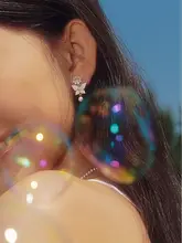 春の花と水をテーマにした水晶バタフライとパールのピアス【高級感あるデザイン】