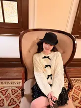 リボン付き白のマフラー編みニットカーディガン【レディース・秋冬用・デザイン性の高い】