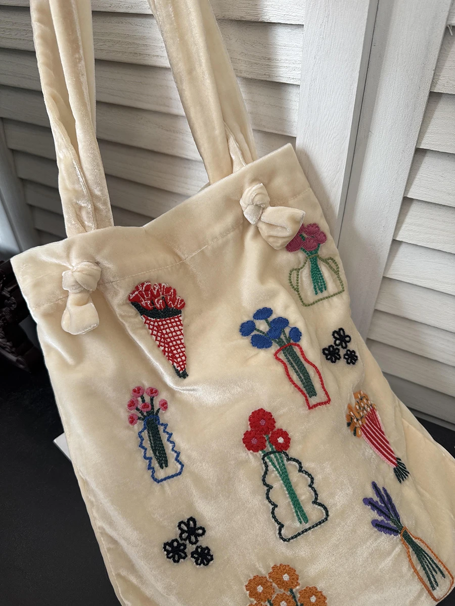 ショルダー トート どうやって選びますか？刺繍の花が心を癒す、ベロア小型ショルダーバッグの選び方