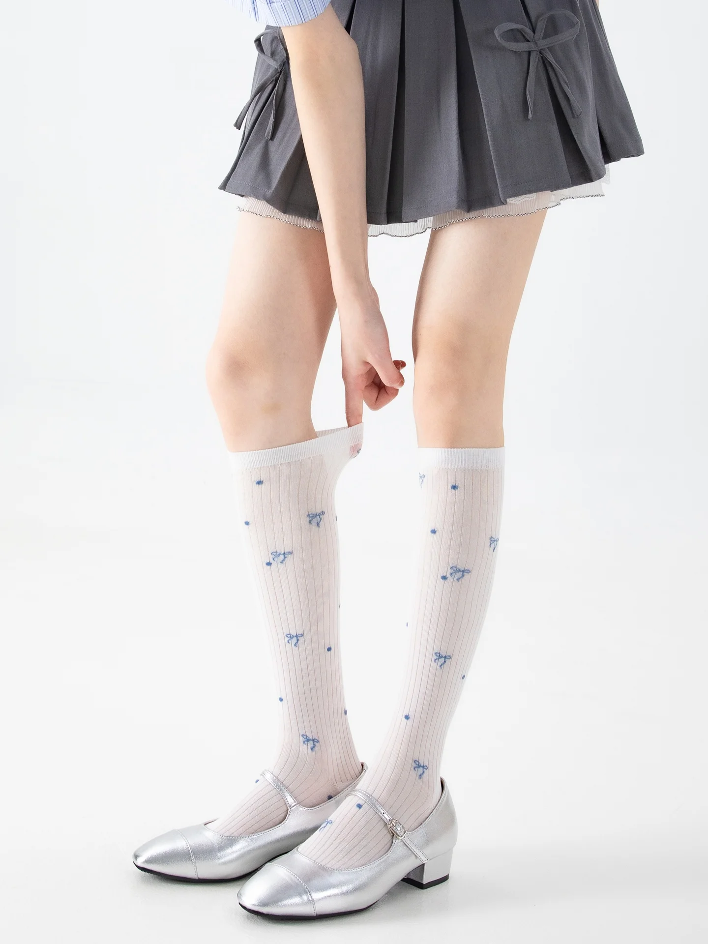 蝶結びレッグソックスで春のスタイルをどう整える？