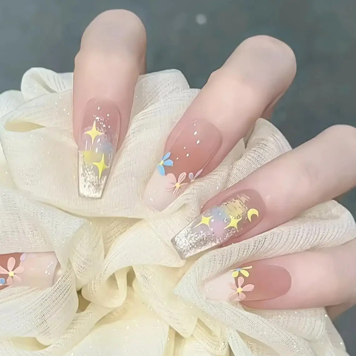 5月にぴったりのネイルデザインは？春の花柄キャットアイが旬の理由と選び方