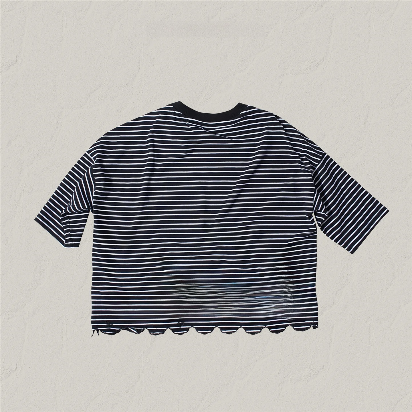 7部袖Tシャツはどう選ぶ？黒白ストライプの夏用アイテムが通勤・日常で活躍する理由