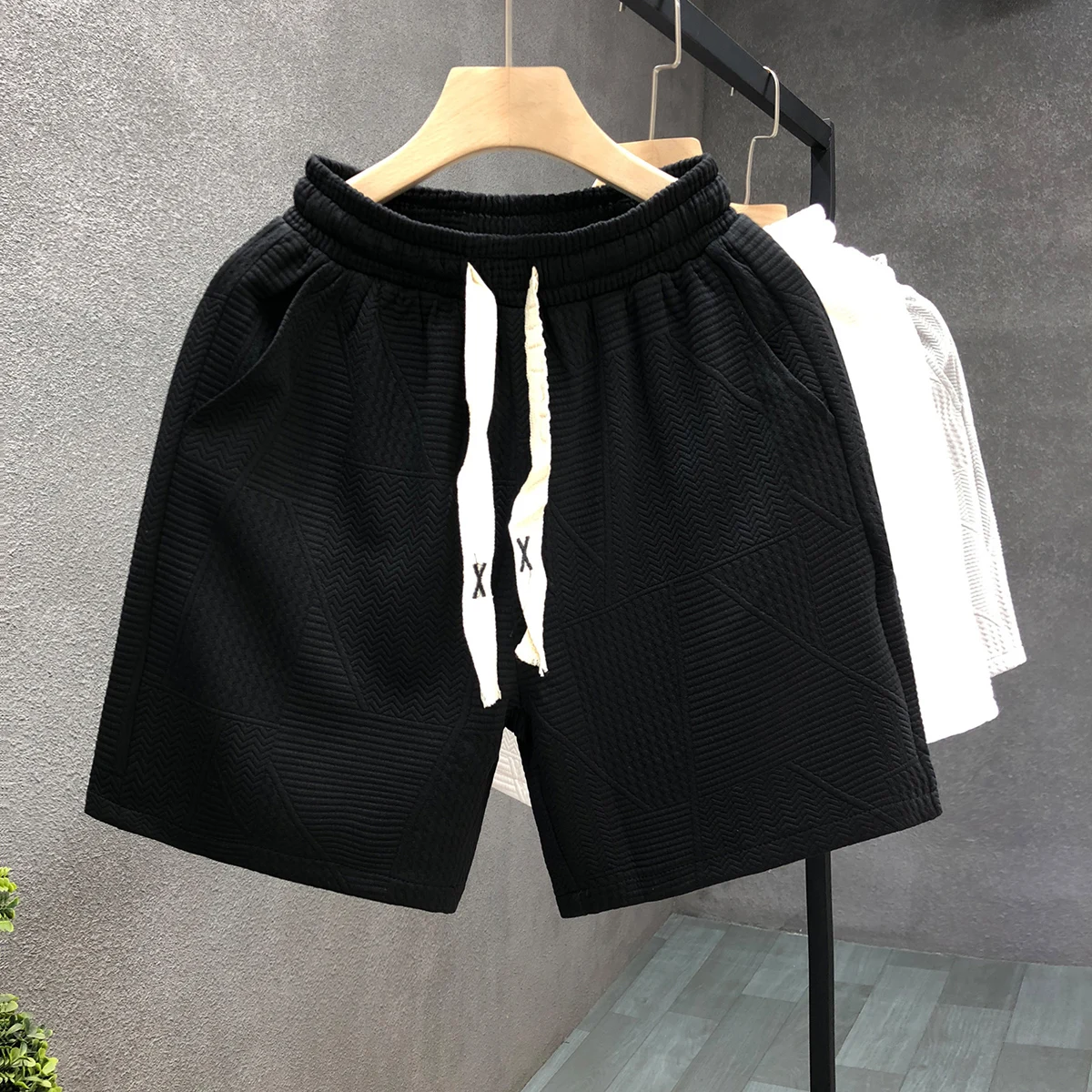 40代ショートパンツの着こなし術：帝尔朗の白色暗い花柄ショートパンツが夏のコーデを刷新