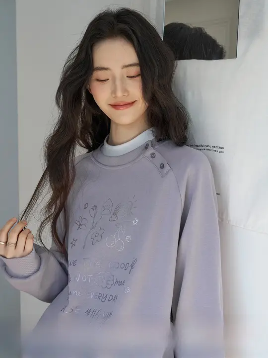 紫色のロゴプリントラウンドネックプルオーバースウェットシャツ【女性用・デザイン性・ドロップショルダー】（セットアップ対応）
